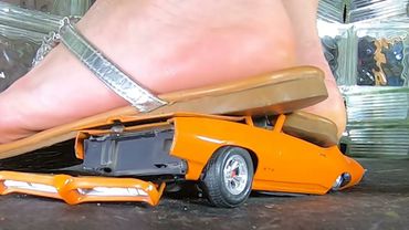 Доктор М працює на цьому GTO